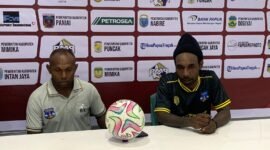 Konferensi pers Persipuncak usai melawan Persipani di Stadion Wania Imipi SP1, Timika, Papua Tengah, Kamis (2/3/2026). (Foto: Galeri Papua/Ahmad)