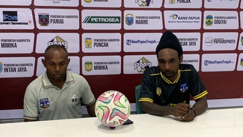 Konferensi pers Persipuncak usai melawan Persipani di Stadion Wania Imipi SP1, Timika, Papua Tengah, Kamis (2/3/2026). (Foto: Galeri Papua/Ahmad)