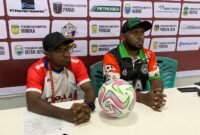 Konferensi pers Panitia Pelaksana Piala Gubernur Liga 4 zona Papua Tengah terkait penundaan pertandingan Persemi vs Persido akibat hujan deras, Kamis (12/3/2026). (Foto: Galeri Papua/Ahmad)