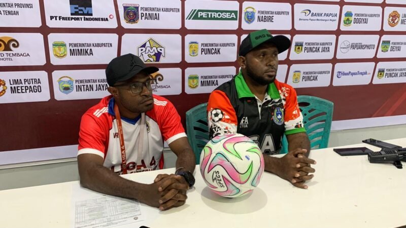 Konferensi pers Panitia Pelaksana Piala Gubernur Liga 4 zona Papua Tengah terkait penundaan pertandingan Persemi vs Persido akibat hujan deras, Kamis (12/3/2026). (Foto: Galeri Papua/Ahmad)