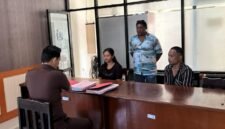 Proses penyerahan tersangka dan barang bukti ke Kejaksaan Negeri Mimika, Rabu (11/3/2026). (Foto: Humas Polres Mimika)