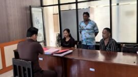 Proses penyerahan tersangka dan barang bukti ke Kejaksaan Negeri Mimika, Rabu (11/3/2026). (Foto: Humas Polres Mimika)