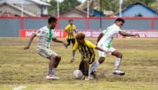 Pertandingan Persido Dogiyai melawan Persemi Mimika pada babak penyisihan Grup A Liga 4 Piala Gubernur Papua Tengah di Stadion Wania Imipi, SP 1, Mimika, Jumat (13/3/2026). (Foto: Fernando Rio)