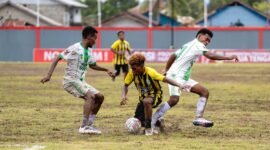 Pertandingan Persido Dogiyai melawan Persemi Mimika pada babak penyisihan Grup A Liga 4 Piala Gubernur Papua Tengah di Stadion Wania Imipi, SP 1, Mimika, Jumat (13/3/2026). (Foto: Fernando Rio)