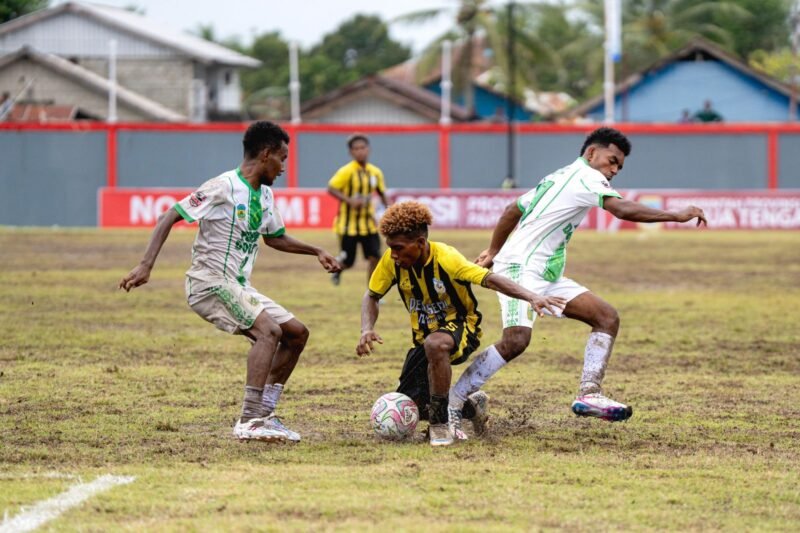 Pertandingan Persido Dogiyai melawan Persemi Mimika pada babak penyisihan Grup A Liga 4 Piala Gubernur Papua Tengah di Stadion Wania Imipi, SP 1, Mimika, Jumat (13/3/2026). (Foto: Fernando Rio)