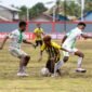 Pertandingan Persido Dogiyai melawan Persemi Mimika pada babak penyisihan Grup A Liga 4 Piala Gubernur Papua Tengah di Stadion Wania Imipi, SP 1, Mimika, Jumat (13/3/2026). (Foto: Fernando Rio)
