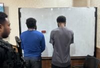 Dua dari lima terduga pelaku pemasok logistik dan amunisi KKB yang ditangkap Satgas Operasi Damai Cartenz 2026 di Nabire. (Foto: Satgas Humas ODC)