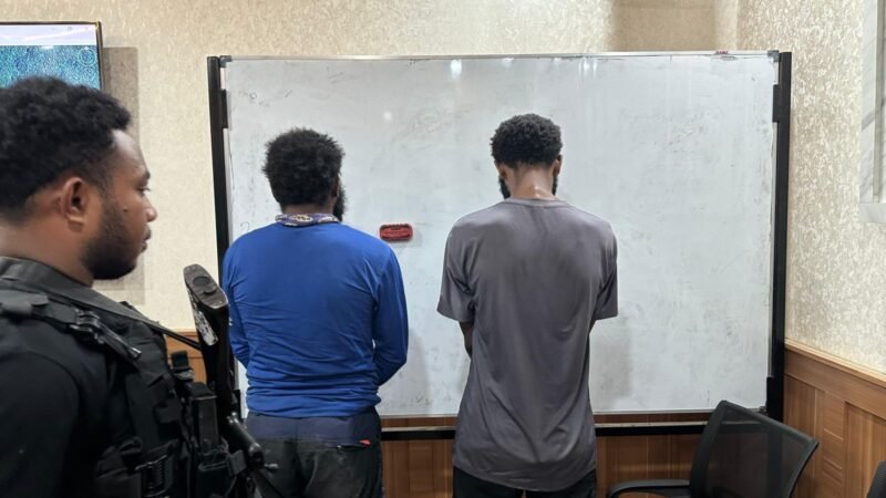 Dua dari lima terduga pelaku pemasok logistik dan amunisi KKB yang ditangkap Satgas Operasi Damai Cartenz 2026 di Nabire. (Foto: Satgas Humas ODC)