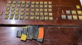 Sejumlah barang bukti yang diamankan polisi dalam operasi membongkar jaringan transaksi senpi dan amunisi ilegal. (Foto: Satgas Humas Ops Damai Cartenz)