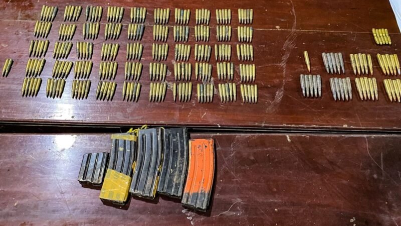 Sejumlah barang bukti yang diamankan polisi dalam operasi membongkar jaringan transaksi senpi dan amunisi ilegal. (Foto: Satgas Humas Ops Damai Cartenz)