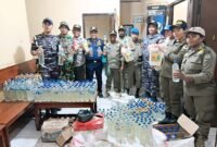 Barang bukti minuman keras jenis sopi yang diamankan oleh aparat dalam razia gabungan di dermaga Pelabuhan Poumako, Mimika, Papua Tengah, Jumat (13/3/2026). (Foto: Humas Polres Mimika)