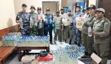 Barang bukti minuman keras jenis sopi yang diamankan oleh aparat dalam razia gabungan di dermaga Pelabuhan Poumako, Mimika, Papua Tengah, Jumat (13/3/2026). (Foto: Humas Polres Mimika)