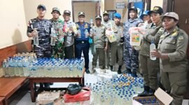Barang bukti minuman keras jenis sopi yang diamankan oleh aparat dalam razia gabungan di dermaga Pelabuhan Poumako, Mimika, Papua Tengah, Jumat (13/3/2026). (Foto: Humas Polres Mimika)