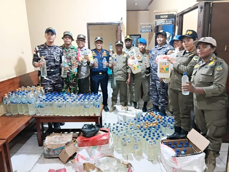 Barang bukti minuman keras jenis sopi yang diamankan oleh aparat dalam razia gabungan di dermaga Pelabuhan Poumako, Mimika, Papua Tengah, Jumat (13/3/2026). (Foto: Humas Polres Mimika)