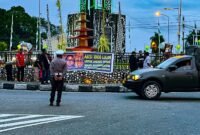 Aksi 1.000 lilin di Bundaran Timika Indah, Kabupaten Mimika, Papua Tengah, sebagai bentuk solidaritas atas kasus penyiraman air keras terhadap aktivis KontraS, Andrie Yunus. (Foto: Galeri Papua Endy Langobelen)