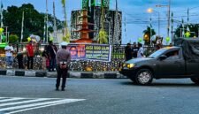 Aksi 1.000 lilin di Bundaran Timika Indah, Kabupaten Mimika, Papua Tengah, sebagai bentuk solidaritas atas kasus penyiraman air keras terhadap aktivis KontraS, Andrie Yunus. (Foto: Galeri Papua Endy Langobelen)