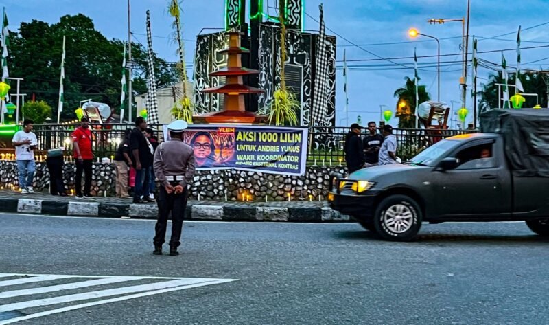 Aksi 1.000 lilin di Bundaran Timika Indah, Kabupaten Mimika, Papua Tengah, sebagai bentuk solidaritas atas kasus penyiraman air keras terhadap aktivis KontraS, Andrie Yunus. (Foto: Galeri Papua Endy Langobelen)