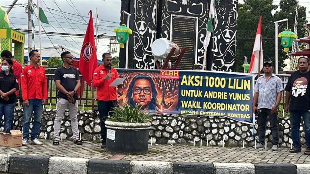 Direktur YLBH Papua Tengah, Yoseph Temorubun, membacakan pernyataan sikap dalam aksi 1.000 lilin di Bundaran Timika Indah, Kabupaten Mimika, Papua Tengah, Selasa (17/3/2026). (Foto: Galeri Papua/Endy Langobelen)