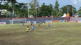 Pertandingan antara Persipani Paniai melawan Persemi dalam memastikan tiket ke partai final dalam laga semifinal Liga 4 Zona Papua Tengah di Stadion Wania Imipi, SP 1, Mimika, Senin (16/3/2026). (Foto: Galeri Papua/Ahmad)