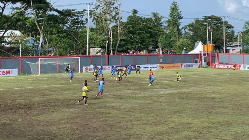 Pertandingan antara Persipani Paniai melawan Persemi dalam memastikan tiket ke partai final dalam laga semifinal Liga 4 Zona Papua Tengah di Stadion Wania Imipi, SP 1, Mimika, Senin (16/3/2026). (Foto: Galeri Papua/Ahmad)