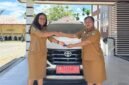 Penyerahan aset mobil dinas oleh mantan Kepala Distrik Wania, Merlyn Temorubun, Kepala Distrik Wania yang baru, Ria Mandiwa, Senin (16/3/2026). (Foto: Istimewa)