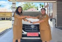 Penyerahan aset mobil dinas oleh mantan Kepala Distrik Wania, Merlyn Temorubun, Kepala Distrik Wania yang baru, Ria Mandiwa, Senin (16/3/2026). (Foto: Istimewa)