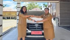 Penyerahan aset mobil dinas oleh mantan Kepala Distrik Wania, Merlyn Temorubun, Kepala Distrik Wania yang baru, Ria Mandiwa, Senin (16/3/2026). (Foto: Istimewa)