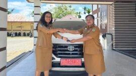 Penyerahan aset mobil dinas oleh mantan Kepala Distrik Wania, Merlyn Temorubun, Kepala Distrik Wania yang baru, Ria Mandiwa, Senin (16/3/2026). (Foto: Istimewa)