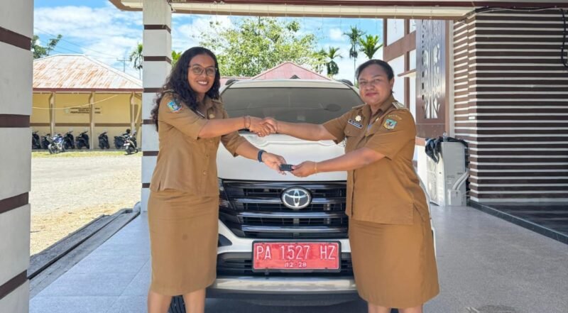 Penyerahan aset mobil dinas oleh mantan Kepala Distrik Wania, Merlyn Temorubun, Kepala Distrik Wania yang baru, Ria Mandiwa, Senin (16/3/2026). (Foto: Istimewa)