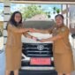 Penyerahan aset mobil dinas oleh mantan Kepala Distrik Wania, Merlyn Temorubun, Kepala Distrik Wania yang baru, Ria Mandiwa, Senin (16/3/2026). (Foto: Istimewa)