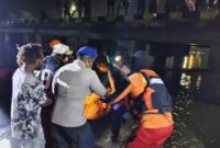 Jenazah Robianus Kehek (18) dievakuasi menuju RSUD Mimika usai ditemukan tak bernyawa di perairan Pelabuhan Poumako, Senin (16/3/2026) malam. (Foto: Istimewa)