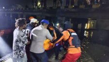 Jenazah Robianus Kehek (18) dievakuasi menuju RSUD Mimika usai ditemukan tak bernyawa di perairan Pelabuhan Poumako, Senin (16/3/2026) malam. (Foto: Istimewa)