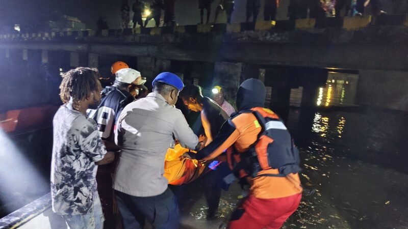 Jenazah Robianus Kehek (18) dievakuasi menuju RSUD Mimika usai ditemukan tak bernyawa di perairan Pelabuhan Poumako, Senin (16/3/2026) malam. (Foto: Istimewa)