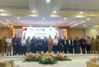 Foto bersama PGGM dan Bupati Mimika. (Foto: Galeri Papua/Kevin Kurni)