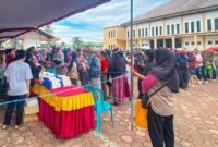 Dinas Perindustrian dan Perdagangan (Disperindag) Kabupaten Mimika menggelar pasar murah di halaman Gedung Eme Neme Yauware, Selasa (17/3/2026). (Foto: Galeri Papua/Kevin Kurni)