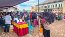 Dinas Perindustrian dan Perdagangan (Disperindag) Kabupaten Mimika menggelar pasar murah di halaman Gedung Eme Neme Yauware, Selasa (17/3/2026). (Foto: Galeri Papua/Kevin Kurni)