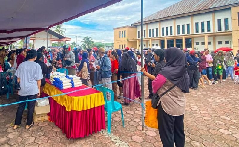 Dinas Perindustrian dan Perdagangan (Disperindag) Kabupaten Mimika menggelar pasar murah di halaman Gedung Eme Neme Yauware, Selasa (17/3/2026). (Foto: Galeri Papua/Kevin Kurni)