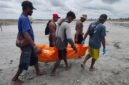 Jenazah korban dievakuasi dari Kali Kabur, Mile 30 Tanggul Barat, areal PT Freeport Indonesia, Kabupaten Mimika, Provinsi Papua Tengah, Rabu (18/3/2026). (Foto: Istimewa)