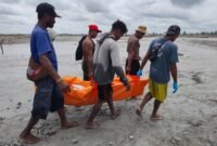Jenazah korban dievakuasi dari Kali Kabur, Mile 30 Tanggul Barat, areal PT Freeport Indonesia, Kabupaten Mimika, Provinsi Papua Tengah, Rabu (18/3/2026). (Foto: Istimewa)
