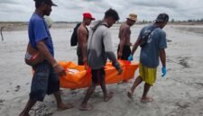 Jenazah korban dievakuasi dari Kali Kabur, Mile 30 Tanggul Barat, areal PT Freeport Indonesia, Kabupaten Mimika, Provinsi Papua Tengah, Rabu (18/3/2026). (Foto: Istimewa)