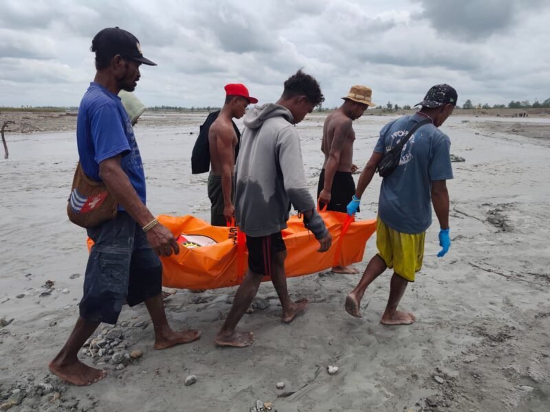 Jenazah korban dievakuasi dari Kali Kabur, Mile 30 Tanggul Barat, areal PT Freeport Indonesia, Kabupaten Mimika, Provinsi Papua Tengah, Rabu (18/3/2026). (Foto: Istimewa)