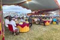 Bupati Kabupaten Mimika, Johannes Rettob, didampingi Wakil Bupati, Emanuel Kemong, berserta tamu undangan di Kegiatan Parisadha Hindu Dharma Indonesia ( PHDI). (Foto: Galeri Papua/Kevin Kurni)
