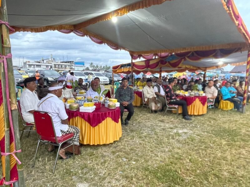 Bupati Kabupaten Mimika, Johannes Rettob, didampingi Wakil Bupati, Emanuel Kemong, berserta tamu undangan di Kegiatan Parisadha Hindu Dharma Indonesia ( PHDI). (Foto: Galeri Papua/Kevin Kurni)
