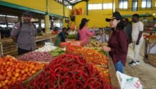 Kepala Disperindag Kabupaten Mimika, Sabelina Fitriani, melaksanakan sidak di lapak seorang pedagang Pasar Sentral Timika, Rabu (18/3/2026). (Foto: Disperindag Mimika)