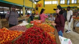 Kepala Disperindag Kabupaten Mimika, Sabelina Fitriani, melaksanakan sidak di lapak seorang pedagang Pasar Sentral Timika, Rabu (18/3/2026). (Foto: Disperindag Mimika)