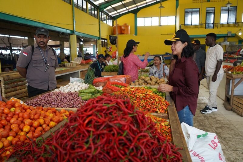 Kepala Disperindag Kabupaten Mimika, Sabelina Fitriani, melaksanakan sidak di lapak seorang pedagang Pasar Sentral Timika, Rabu (18/3/2026). (Foto: Disperindag Mimika)