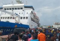 Penumpang padati Pelabuhan Poumako Timika. (Foto: Galeri Papua/Kevin Kurni)