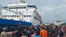 Penumpang padati Pelabuhan Poumako Timika. (Foto: Galeri Papua/Kevin Kurni)