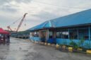 Suasana di Pelabuhan Pomako Timika jelang arus mudik Lebaran 2026. (Foto: Galeri Papua/Kevin Kurni)