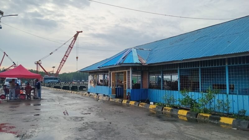 Suasana di Pelabuhan Pomako Timika jelang arus mudik Lebaran 2026. (Foto: Galeri Papua/Kevin Kurni)